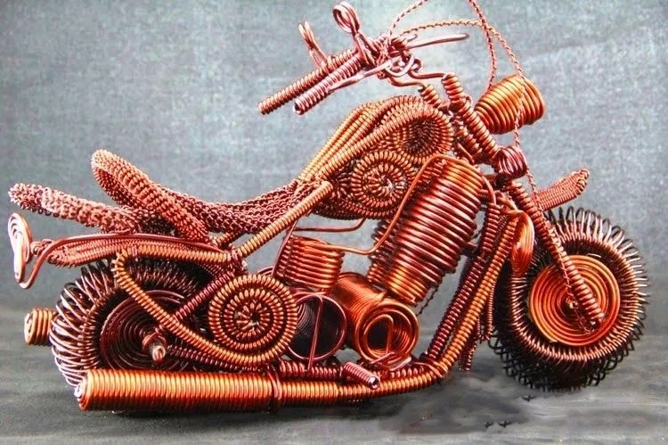 Rzeźby z drutu miedzianego: Jak tworzyć piękne ozdoby samodzielnie